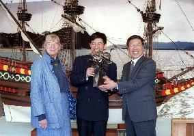 Usuki gets sculpture of Dutch ship